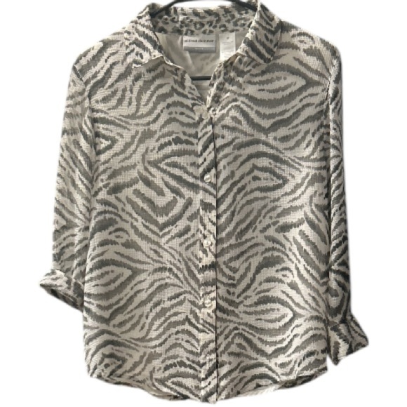 Alfred Dunner‎ preowned sheer zebra blouse in size 8P. - Picture 1 of 6